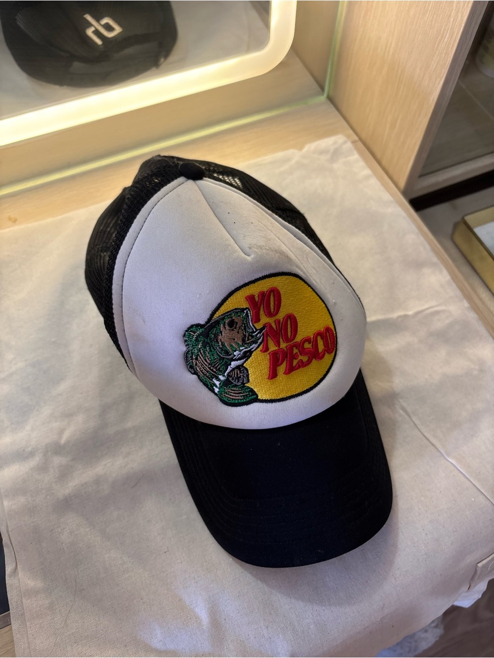 Dandy hats Yo No Pesco Embroidered Fish Trucker Hat - Black & White